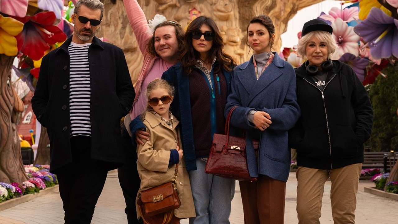 Una famiglia sottosopra Movie Screenshot 1