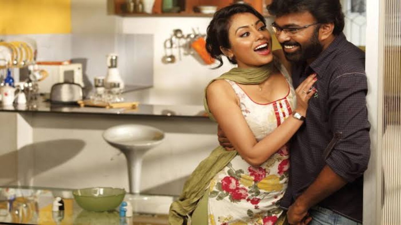 Mandhira Punnagai Movie Screenshot 1