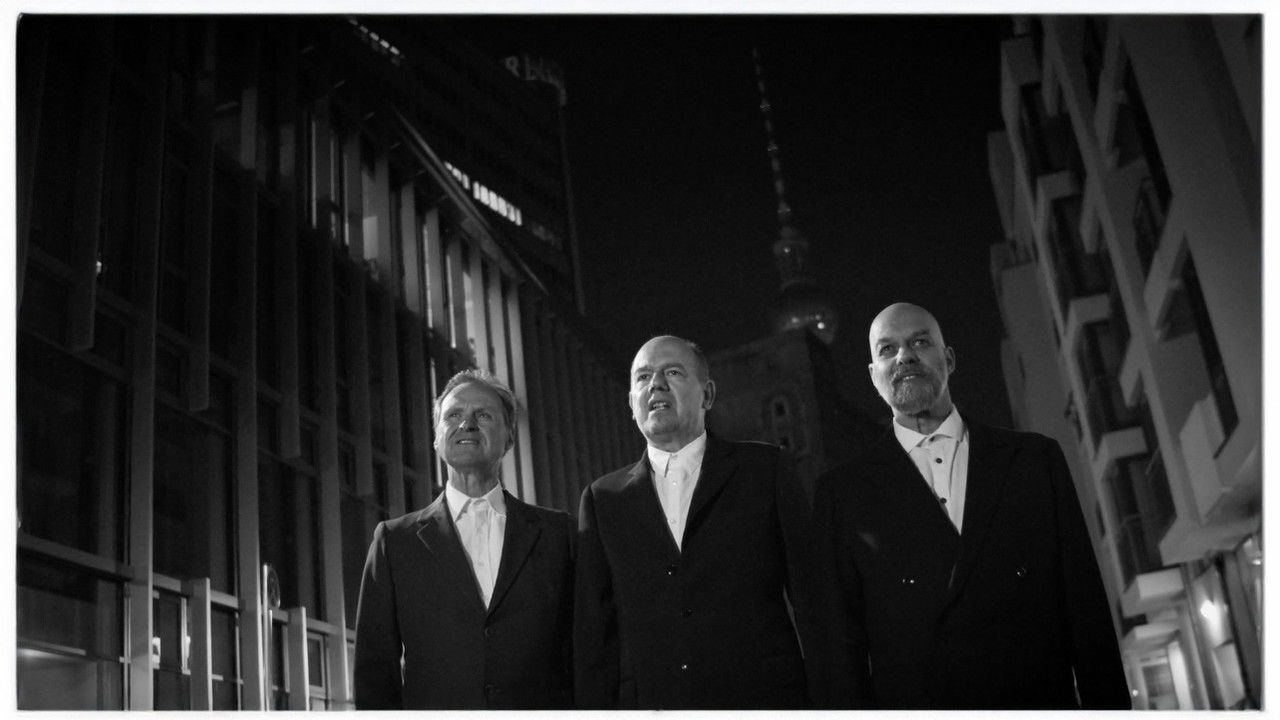 The Loneliness of the Big City Dwellers Movie Screenshot 1