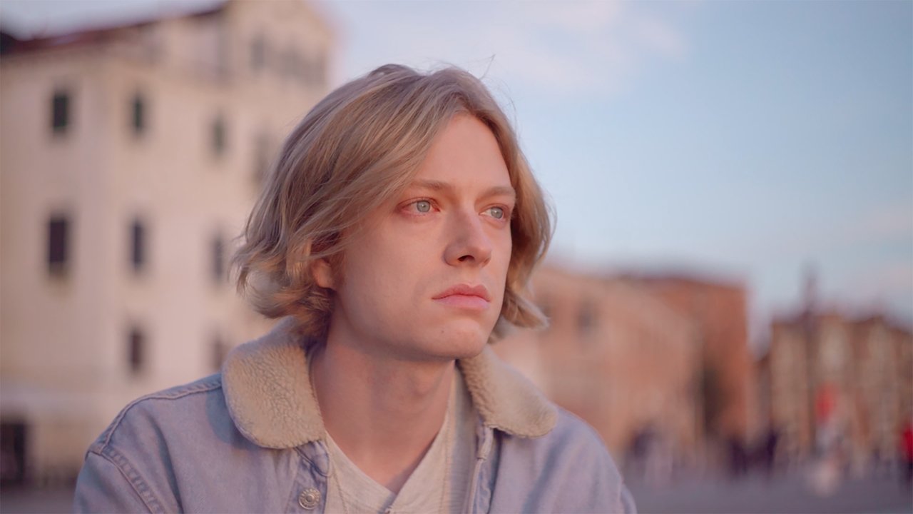 Alone in Venice Movie Screenshot 1